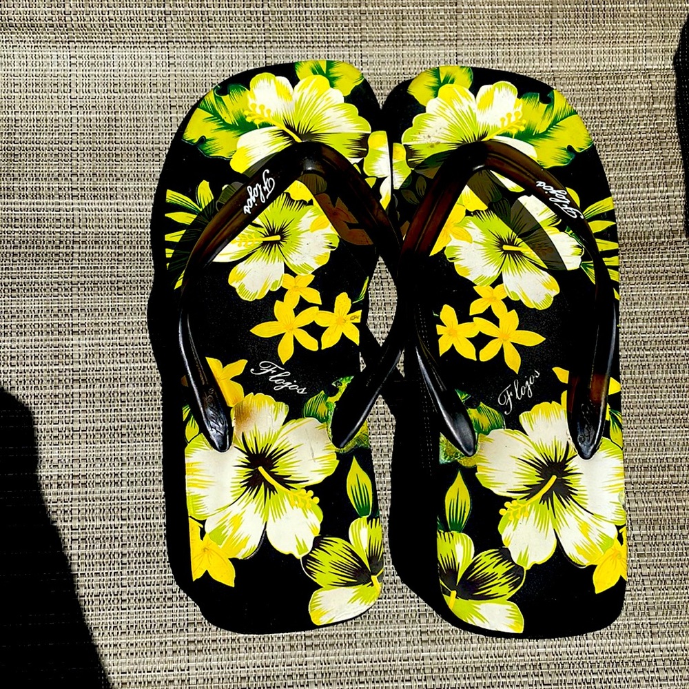 Flojos Floral Flip Flops! Black & yellow. Size 8. Like new!